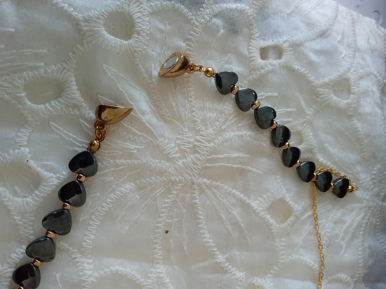 Colar corações em hematita preta fecho magnético dourado na frente – photo 4